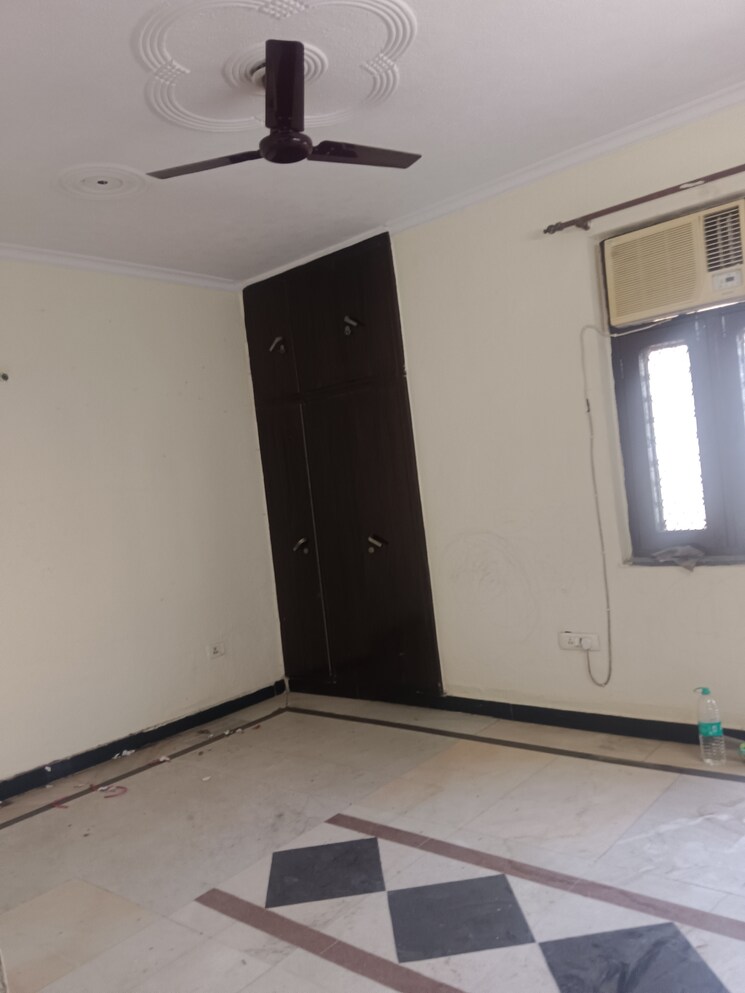 Room, sector 82 6+ Bedroom 2002 Sq.Ft. Independent House In Sector 82 Noida 8396665