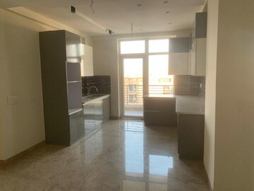 Room in 3.5 BHK Apartment at Vip Road – for Rent
