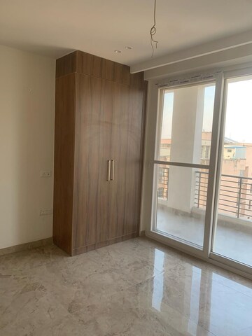 Room in 3.5 BHK Apartment at Vip Road – for Rent