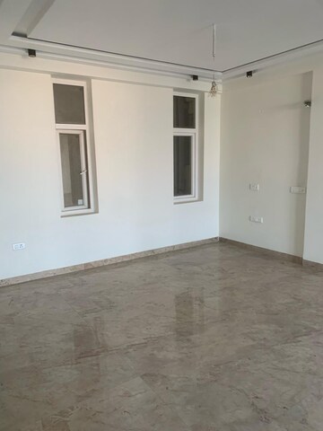 Room in 3.5 BHK Apartment at Vip Road – for Rent