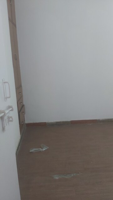 Furnished Amenities in 3.5 BHK Apartment at Mayur Vihar 1 – for Rent