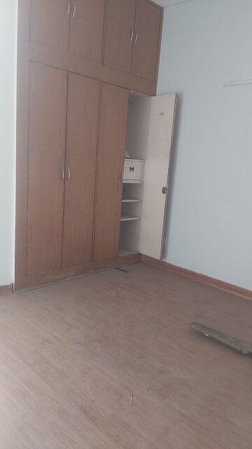 Furnished Amenities in 3.5 BHK Apartment at Mayur Vihar 1 – for Rent