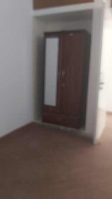 Furnished Amenities in 3.5 BHK Apartment at Mayur Vihar 1 – for Rent