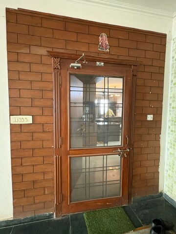 Room in 3 BHK Apartment at Gomti Nagar – for Rent