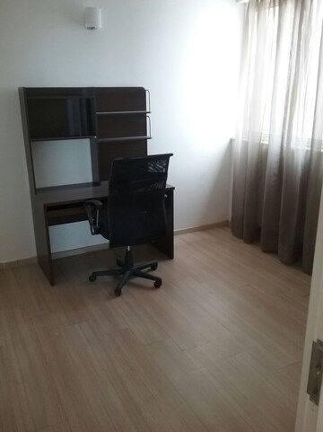 Room in 3 BHK Apartment at DLF Park Place, Sector 54 – for Rent