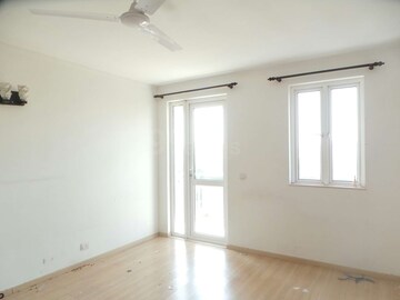 Room in 3 BHK Apartment at DLF Park Place, Sector 54 – for Rent