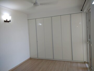 Room in 3 BHK Apartment at DLF Park Place, Sector 54 – for Rent