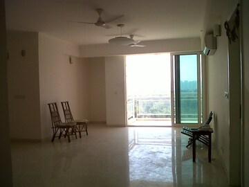 Room in 3 BHK Apartment at DLF Park Place, Sector 54 – for Rent