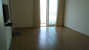Room in 3 BHK Apartment at DLF Park Place, Sector 54 – for Rent