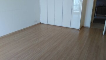 Room in 3 BHK Apartment at DLF Park Place, Sector 54 – for Rent