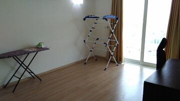 Room in 3 BHK Apartment at DLF Park Place, Sector 54 – for Rent