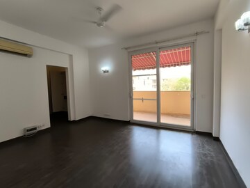 Room in 4 BHK Apartment at Emaar The Palm Springs, Sector 54 – for Rent