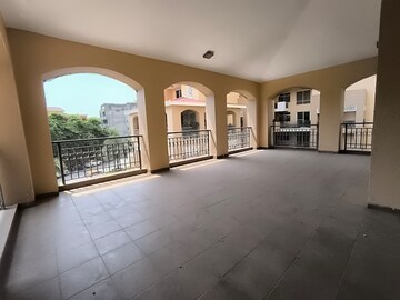 Room in 4 BHK Apartment at Emaar The Palm Springs, Sector 54 – for Rent