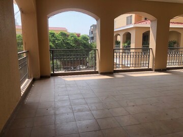 Room in 4 BHK Apartment at Emaar The Palm Springs, Sector 54 – for Rent