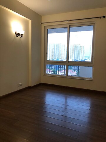 Room in 5 BHK Apartment at Emaar The Palm Springs, Sector 54 – for Rent