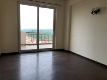Room in 5 BHK Apartment at Emaar The Palm Springs, Sector 54 – for Rent