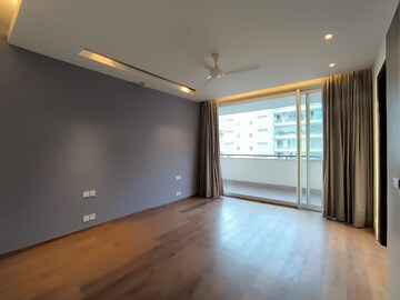 Room in 5 BHK Apartment at Salcon The Verandas, Sector 54 – for Rent