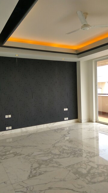 Room in 5 BHK Apartment at Salcon The Verandas, Sector 54 – for Rent