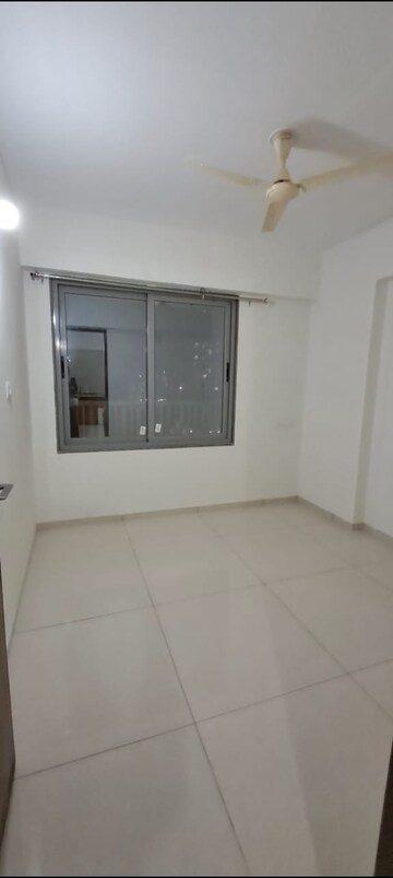 Room in 3 BHK Apartment at Vaishnodevi Circle – for Rent