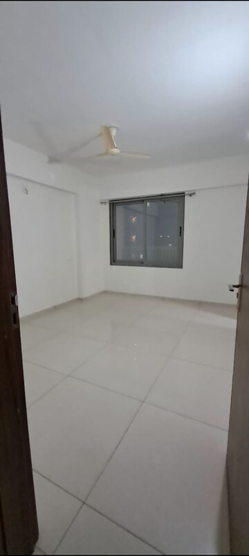 Room in 3 BHK Apartment at Vaishnodevi Circle – for Rent