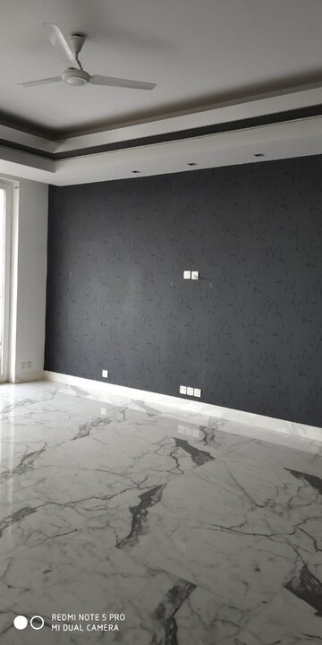 Room in 5 BHK Apartment at Salcon The Verandas, Sector 54 – for Rent
