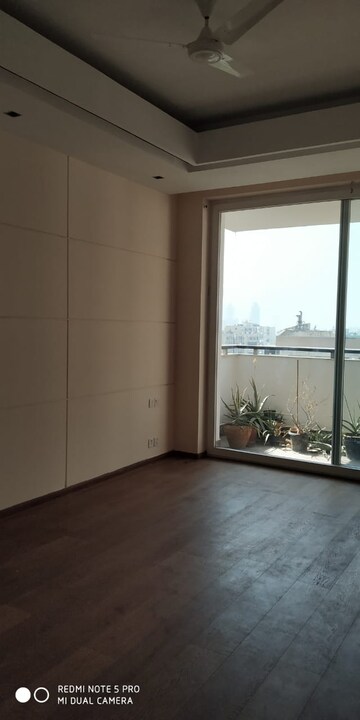 Room in 5 BHK Apartment at Salcon The Verandas, Sector 54 – for Rent