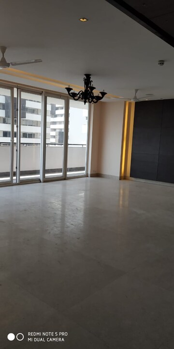 Room in 5 BHK Apartment at Salcon The Verandas, Sector 54 – for Rent