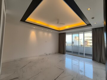 Room in 5 BHK Apartment at Salcon The Verandas, Sector 54 – for Rent