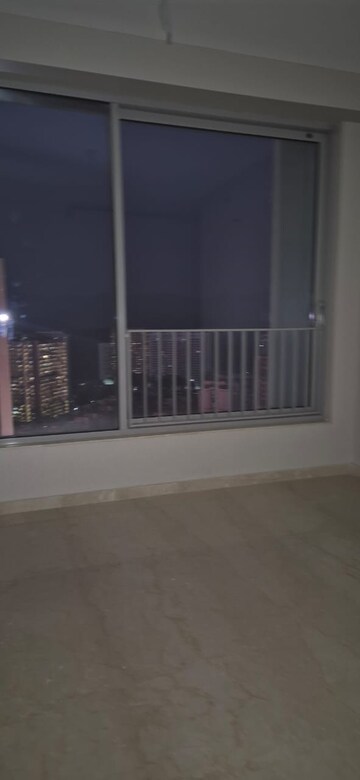 Room in 3 BHK Apartment at Oberoi Sky City, Borivali East – for Rent