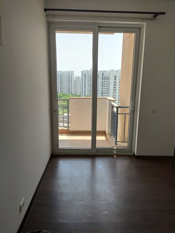Room in 3 BHK Apartment at Emaar The Palm Springs, Sector 54 – for Rent