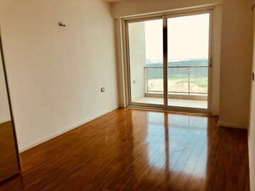 Room in 4 BHK Apartment at DLF The Crest, Sector 54 – for Rent