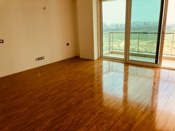 Room in 4 BHK Apartment at DLF The Crest, Sector 54 – for Rent