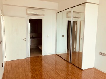 Room in 4 BHK Apartment at DLF The Crest, Sector 54 – for Rent