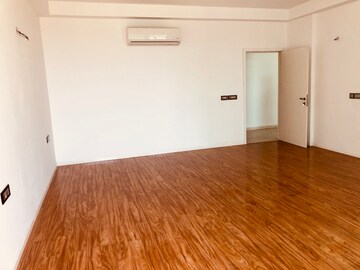 Room in 4 BHK Apartment at DLF The Crest, Sector 54 – for Rent