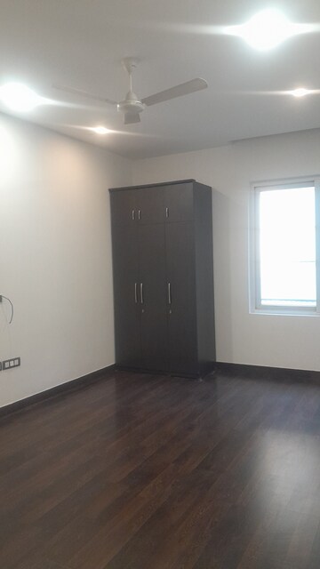 Furnished Amenities in 4 BHK Builder Floor at Unitech South City II, Sector 50 – for Rent