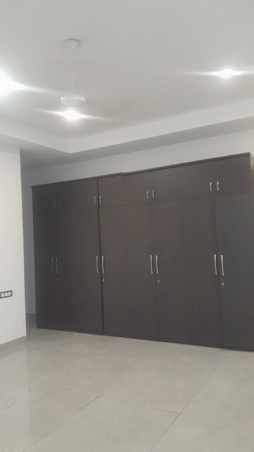 Furnished Amenities in 4 BHK Builder Floor at Unitech South City II, Sector 50 – for Rent
