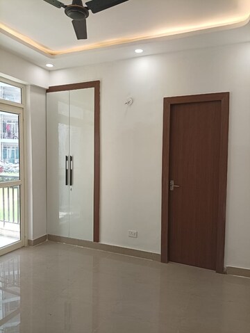 Room in 2 BHK Apartment at Suncity Avenue 76, Sector 76 – for Rent