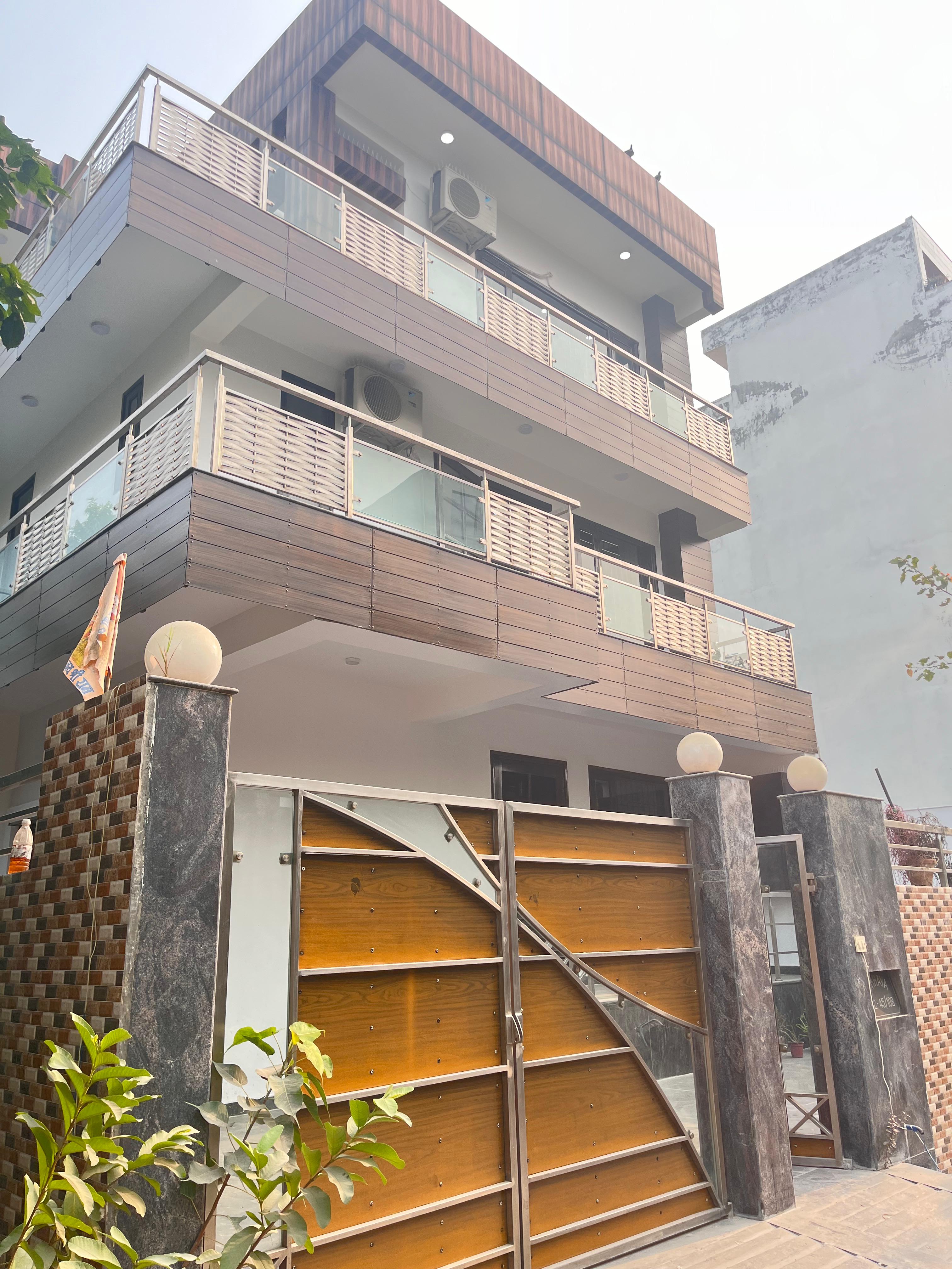 5 BHK + Pooja Room,Servant Room Independent House For Rent in RWA Apartments Sector 108