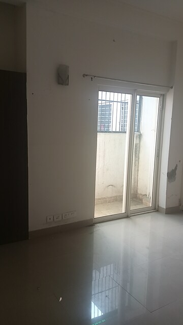 Room in 3 BHK Villa at Paramount Golfforeste Villas, Zeta I Greater Noida – for Rent
