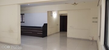 Room in 4 BHK Apartment at Tej Crest, J M Road – for Rent