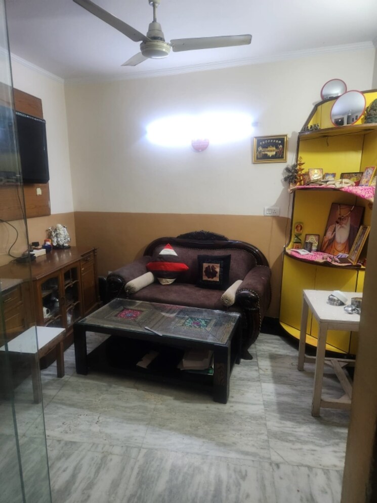 Room, chittaranjan park 3 Bedroom 1200 Sq.Ft. Apartment In Chittaranjan Park Delhi 8397608