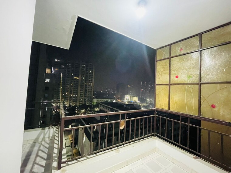 Balcony, paras-tierea 2.5 Bedroom 1070 Sq.Ft. Apartment In Sector 137 Noida 8397663