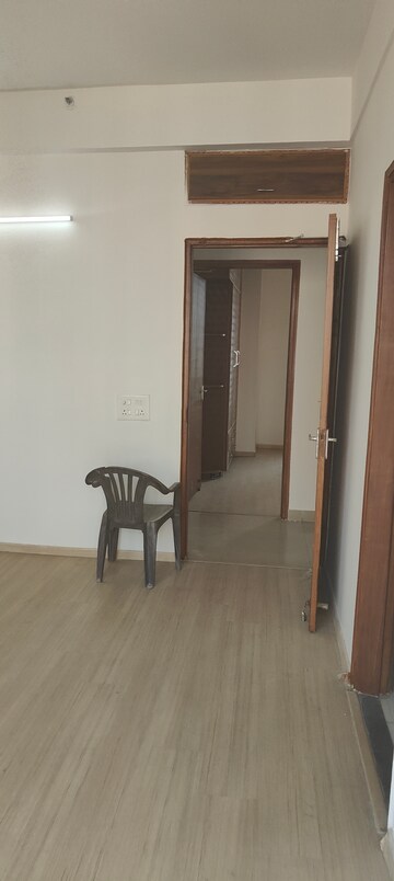 Room in 3 BHK Apartment at Pioneer Park Phase 1, Sector 61 – for Rent
