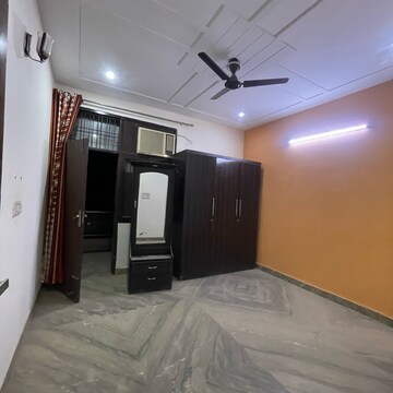 Room in 3 BHK Builder Floor at Sector 43 – for Rent