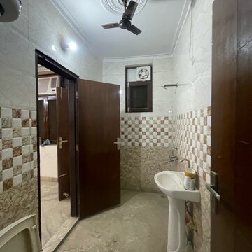 Bathroom in 3 BHK Builder Floor at Sector 43 – for Rent