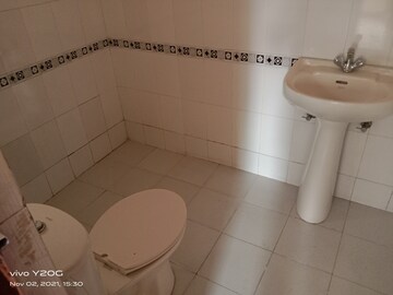 Bathroom in 4 BHK Apartment at Unitech The Residences Sector 33, Sector 33 – for Rent