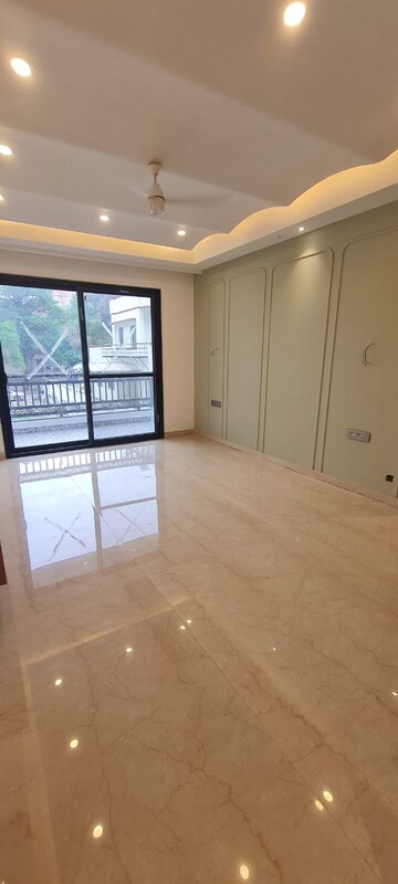 Room in 5 BHK Builder Floor at Green Wood City, Sector 45 – for Sale