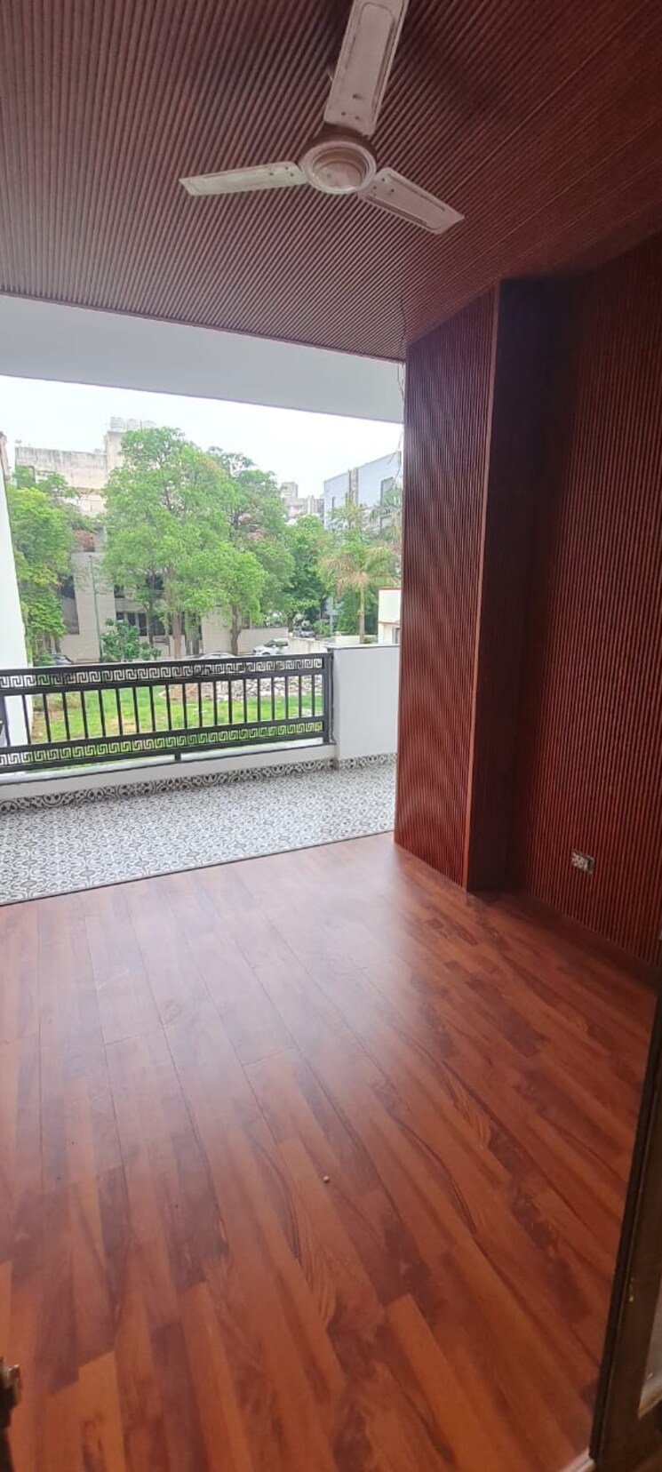 Balcony, green-wood-city 5 Bedroom 4200 Sq.Ft. Builder Floor In Sector 45 Gurgaon 8397986