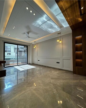 Room in 4 BHK Builder Floor at Infinite Luxury, South City 2 – for Rent