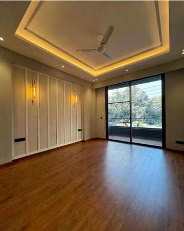 Room in 4 BHK Builder Floor at Infinite Luxury, South City 2 – for Rent